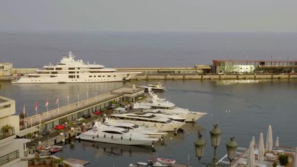 Hafen von Monte Carlo in Monaco - STADT VON MONTE CARLO, MONACO - 11. JULI 2020 — Stockvideo
