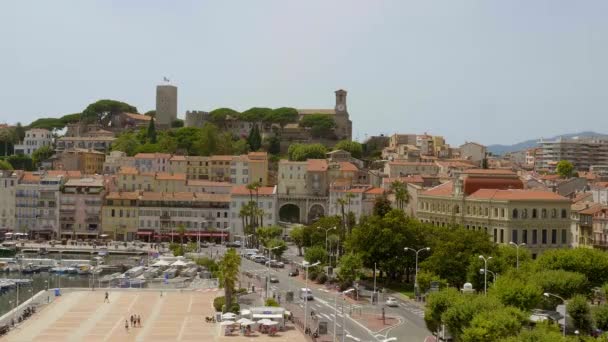 Luchtfoto over het kasteel in Cannes - CITY of CANNES, FRANKRIJK - 12 juli 2020 — Stockvideo