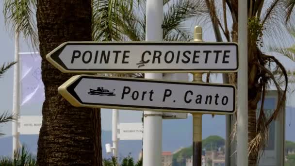 Sinais de direção na cidade de Cannes França — Vídeo de Stock