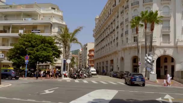 Vista de rua na cidade de Cannes, na França - CIDADE DE CANNES, FRANÇA - JULHO 12, 2020 — Vídeo de Stock