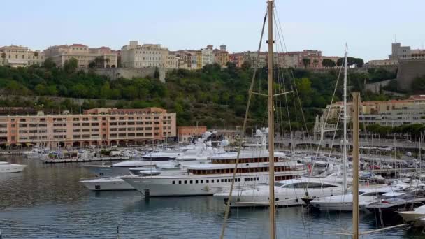 Puerto de Montecarlo en Mónaco - CIUDAD DE MONTE CARLO, MONACO - 11 DE JULIO DE 2020 — Vídeo de stock