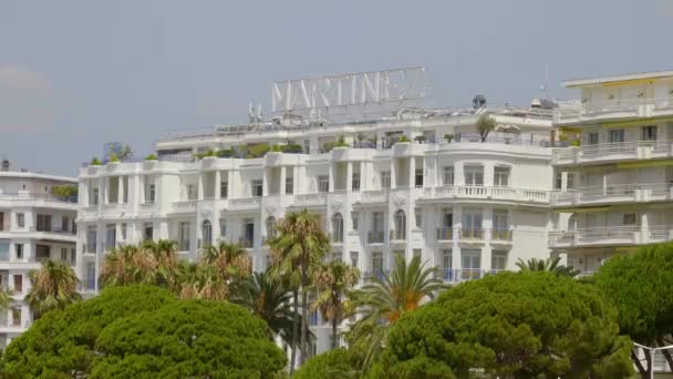 Beroemd Hotel Martinez in Cannes - CITY of CANNES, Frankrijk - 12 juli 2020 — Stockvideo