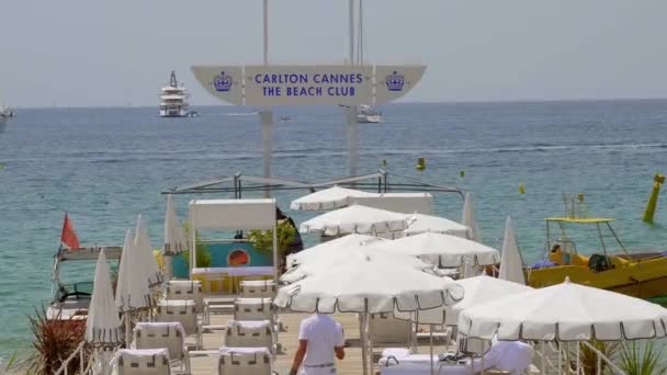 Os clubes de praia e de praia na Croisette em Cannes - CIDADE DE CANNES, FRANÇA - JULHO 12, 2020 — Vídeo de Stock