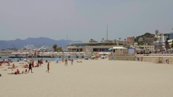 La famosa playa de Cannes en la Croisette en verano - CIUDAD DE CANNES, FRANCIA - 12 DE JULIO DE 2020 — Vídeos de Stock