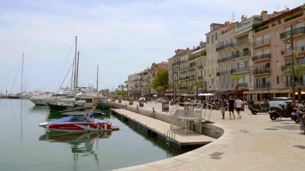 Mensen lopen op de boulevard van Cannes - CITY of CANNES, Frankrijk - 12 juli 2020 — Stockvideo