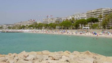 Fransa 'nın Cannes şehrindeki ünlü Croisette - CANNES ŞEHRİ, FRANCE - 12 Temmuz 2020