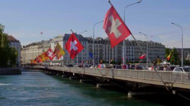 Cenevre 'de bir köprüde İsviçre ve Cenevre Bayrakları - GENEVA, SWitzERLAND - 8 Temmuz 2020