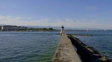 İsviçre 'nin Cenevre şehrinde Cenevre Gölü - GENEVA, SWitzERLAND - 8 Temmuz 2020