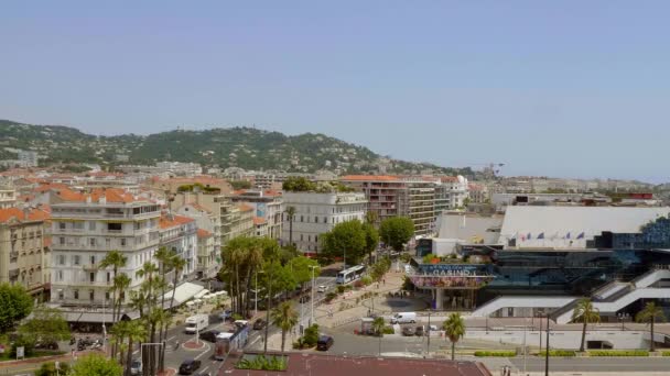 Letecký pohled na město Cannes a Croisette - CITY OF CANNES, FRANCIE - 12. června 2020 — Stock video