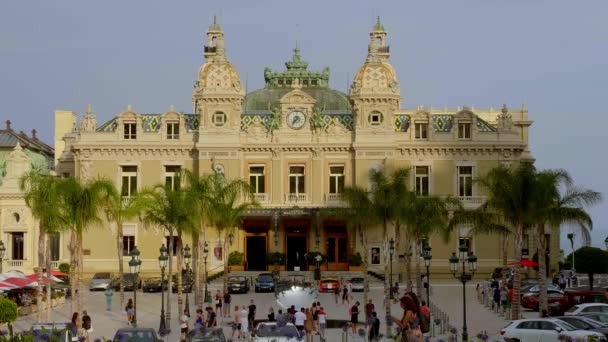 Berühmtes Casino von Monte Carlo in Monaco - STADT VON MONTE CARLO, MONACO - 11. JULI 2020 — Stockvideo