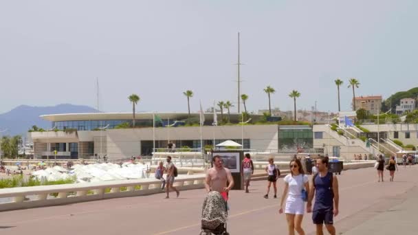 Gente caminando por el paseo Croisette Promenade en Cannes - CIUDAD DE CANNES, FRANCIA - 12 DE JULIO DE 2020 — Vídeos de Stock
