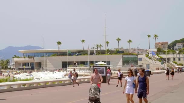 Menschen auf der Croisette-Promenade in Cannes - CITY OF CANNES, FRANKREICH - 12. JULI 2020 — Stockvideo