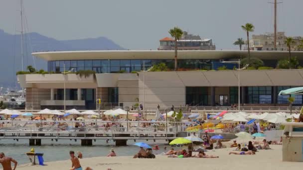 Festival Palace in Cannes und Kongresszentrum - CITY OF CANNES, FRANKREICH - 12. JULI 2020 — Stockvideo