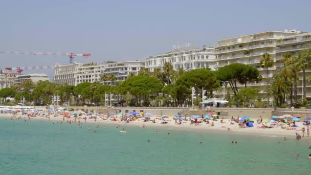 The famous beach of Cannes at the Croisette in summer - CITY OF CANNES, FRANCE - JULY 12, 2020 — Stock Video