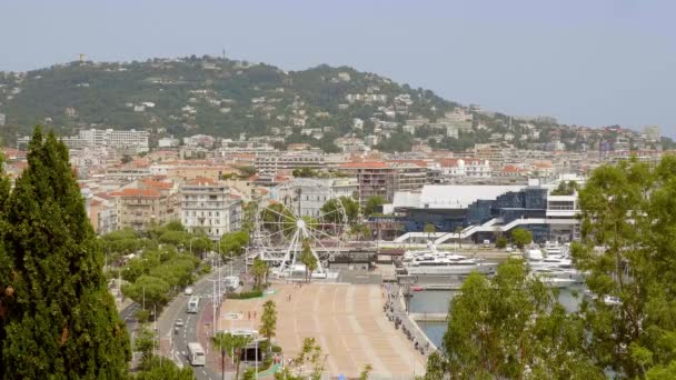 Ferris wiel en Casino van Cannes - CITY of CANNES, Frankrijk - 12 juli 2020 — Stockvideo