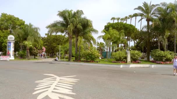 Belo parque com palmeiras na cidade de Cannes na Croisette - CIDADE DOS CANAIS, FRANÇA - JULHO 12, 2020 — Vídeo de Stock