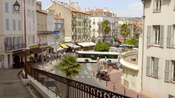 Güneşli bir günde Cannes şehrinde sokak manzarası - CANES ŞEHRİ, FRANSA - 12 Temmuz 2020 — Stok video
