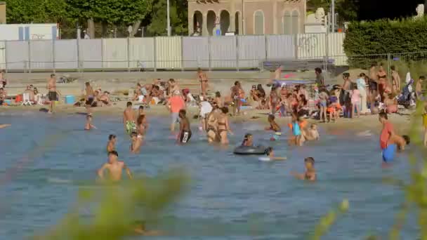 Lake Geneva Beach, na cidade de Genebra - GENEVA, SUÍÇA - 8 de julho de 2020 — Vídeo de Stock