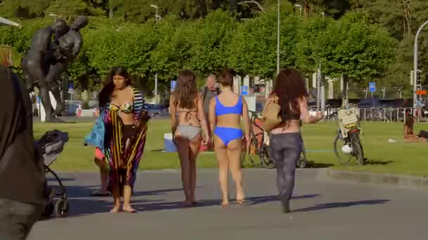 Sexy meisjes aan het Meer van Genève in de zomer - GENEVA, ZWITSERLAND - 8 JULI 2020 — Stockvideo