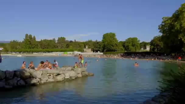 Загорание на озере Женева в Швейцарии - ГЕНЕВА, ШВЕЙЦАРИЯ - 8 ИЮЛЯ 2020 ГОДА — стоковое видео
