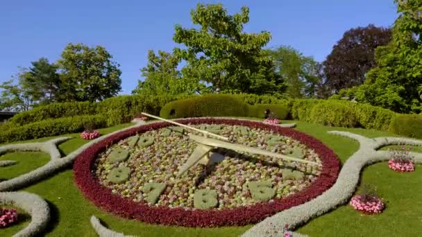 English garden in Geneva at Lake Geneva in Switzerland - GENEVA, SWITZERLAND - JULY 8, 2020 — Stock Video