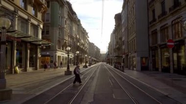 Corona ve Covid 19 zamanlarında Cenevre şehir merkezinde boş sokaklar - GENEVA, SWitzERLAND - 8 Temmuz 2020