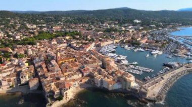 Fransa 'daki Saint Tropez üzerinde Akdeniz kıyısındaki Cote D Azur' a bakın.