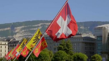 Cenevre 'de bir köprüde İsviçre ve Cenevre Bayrakları - GENEVA, SWitzERLAND - 8 Temmuz 2020