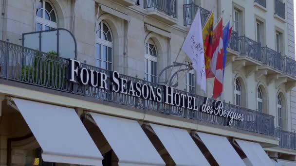 Four seasons Hotel en la ciudad de Ginebra - GINEBRA, SUIZA - 8 DE JULIO DE 2020 — Vídeo de stock