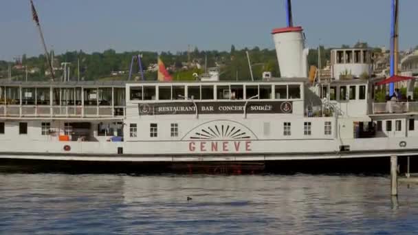 Rondvaartboot op het meer van Genève - GENEVA, SWITZERLAND - 8 JULI 2020 — Stockvideo