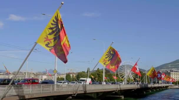 Bandeiras da Suíça e da cidade de Genebra em uma ponte em Genebra - GENEVA, SUÍÇA - 8 de julho de 2020 — Vídeo de Stock