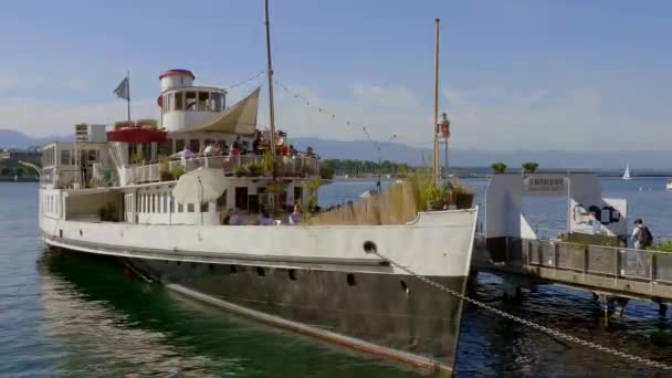 Boot restauirant en cafe aan het Meer van Genève - GENEVA, ZWITSERLAND - 8 JULI 2020 — Stockvideo