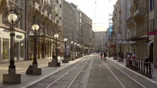 Leere Straßen im Stadtzentrum von Genf zu Zeiten von Corona und Covid 19 - GENF, SCHWEIZ - 8. JULI 2020 — Stockvideo
