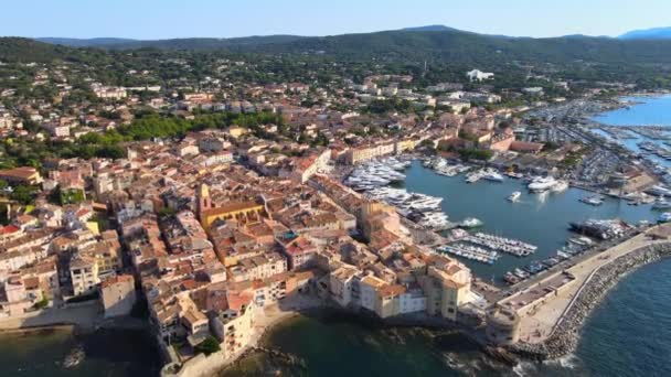 Blick über Saint Tropez in Frankreich am Mittelmeer an der Cote d 'Azur — Stockvideo