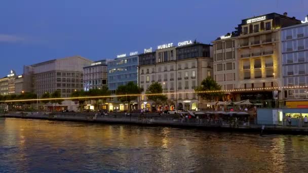 Bela praia do Lago de Genebra à noite - GENEVA, SUÍÇA - JULHO 8, 2020 — Vídeo de Stock