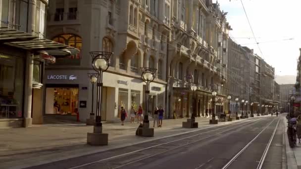 コロナとコヴィト19の時代のジュネーブ市内中心部の空の通り- GENEVA, Switzerland - 2020年7月8日 — ストック動画