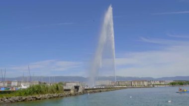 Cenevre Gölü 'ndeki ünlü çeşme - GENEVA, SWitzERLAND - 8 Temmuz 2020
