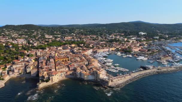 Fransa 'daki Saint Tropez üzerinde Akdeniz kıyısındaki Cote D Azur' a bakın. — Stok video