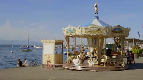Kinderdraaimolen aan het meer in de stad Genève - GENEVA, ZWITSERLAND - 8 JULI 2020 — Stockvideo