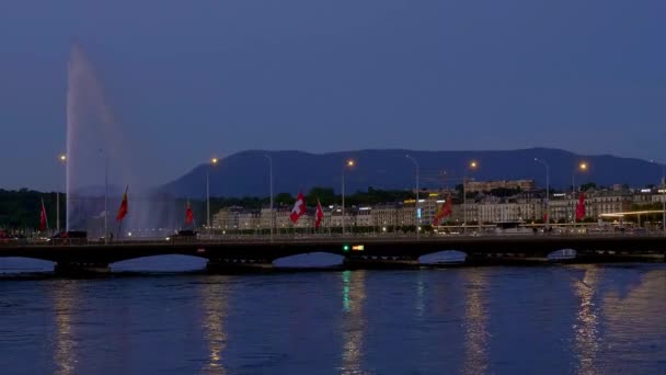 Vista panorámica del lago de Ginebra por la noche - GINEBRA, SUIZA - 8 de julio de 2020 — Vídeo de stock