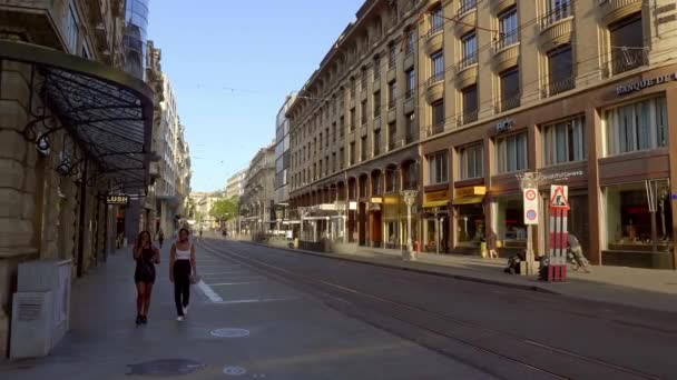 Leere Straßen im Stadtzentrum von Genf zu Zeiten von Corona und Covid 19 - GENF, SCHWEIZ - 8. JULI 2020 — Stockvideo