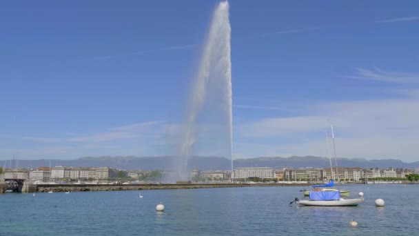 La famosa fontana sul lago di Ginevra - GENEVA, SVIZZERA - 8 LUGLIO 2020 — Video Stock