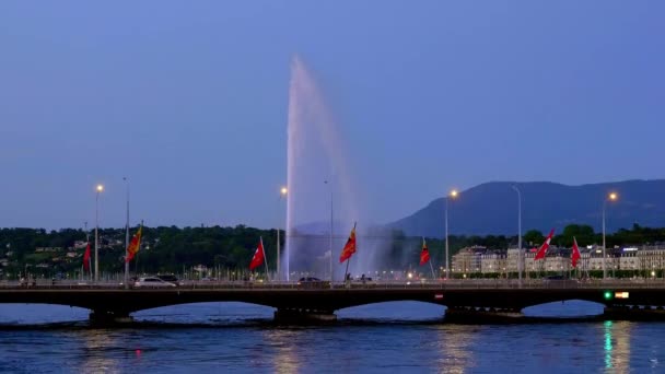 Den berömda fontänen vid Genèvesjön - GENEVA, SWITZERLAND - 8 juli 2020 — Stockvideo