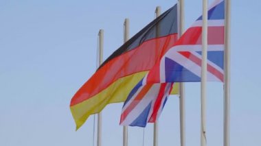 Alman ve İngiliz bayrağı rüzgarda dalgalanıyor 