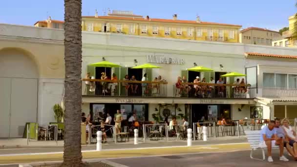 Bar en la Riviera de Niza - CIUDAD DE Niza, FRANCIA - 10 DE JULIO DE 2020 — Vídeo de stock