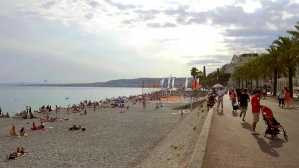 Vackra Rivieran och stranden i Nice på Cote D Azur - City of NICE, Frankrike - 10 juli 2020 — Stockvideo