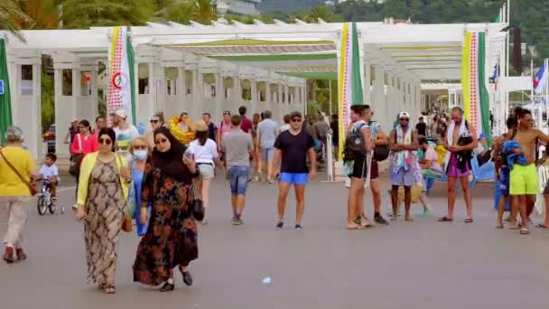 Promenáda v Nice je v létě oblíbeným místem - CITY OF NICE, FRANCIE - 10. června 2020 — Stock video