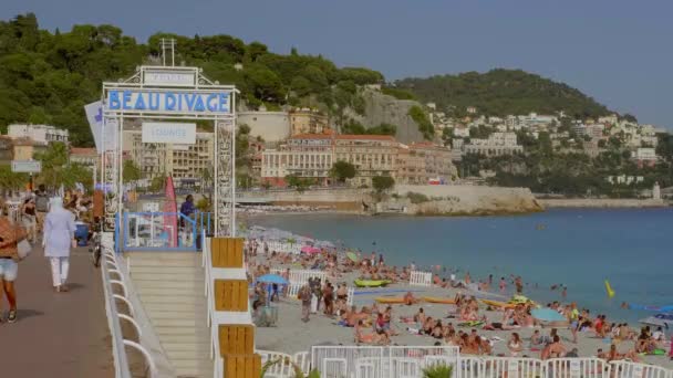 Slavný Beau Rivage Beach Club v Nice - CITY OF NICE, FRANCIE - 10. června 2020 — Stock video