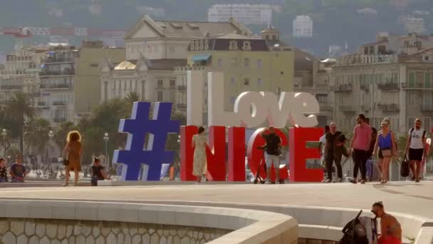 Uwielbiam ładne listy na Riwierze Nicejskiej - Miasto Miłych, FRANCJA - LIPIEC 10, 2020 — Wideo stockowe