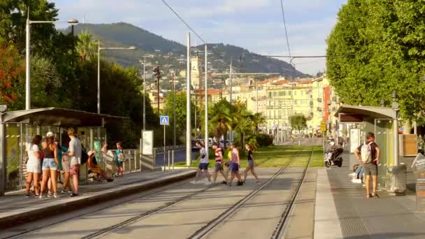 Spårvagnsspår i centrala Nice - City of NICE, FRANKRIKE - 10 juli 2020 — Stockvideo
